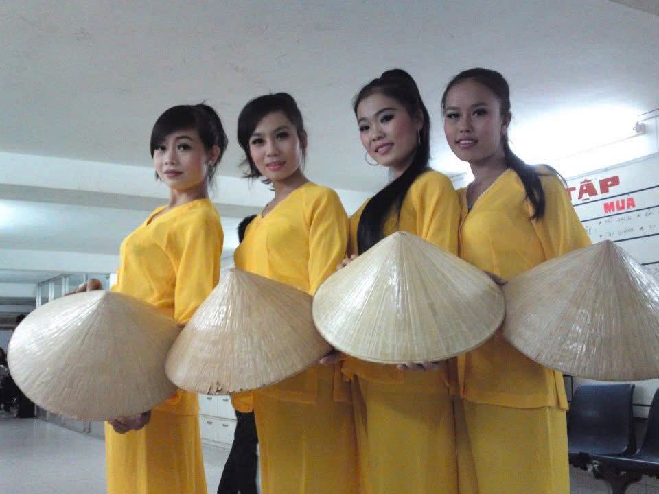 Xuân Nguyễn dance performance