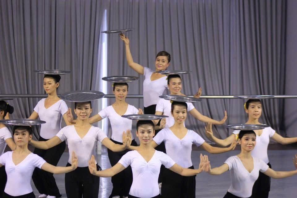 Xuân Nguyễn dance performance