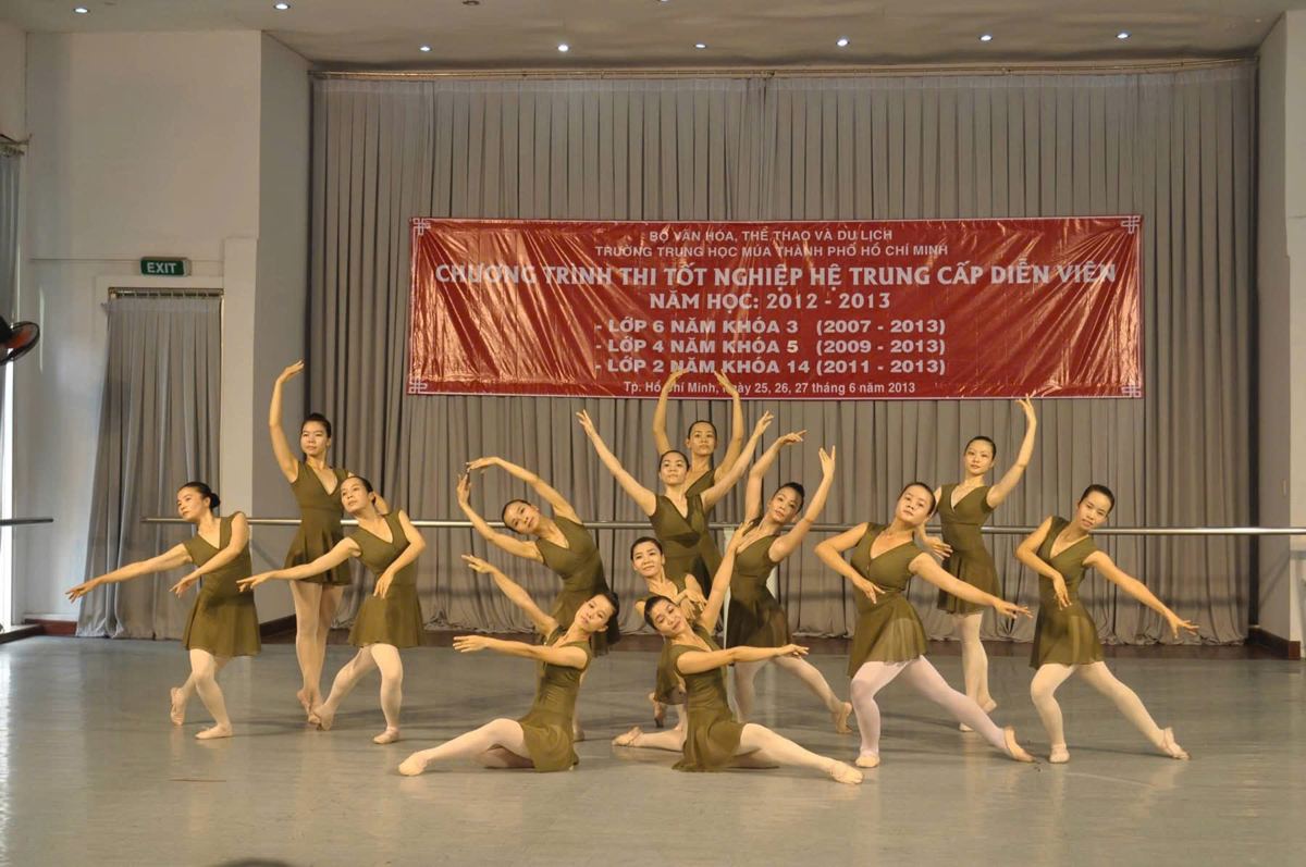 Xuân Nguyễn dance performance