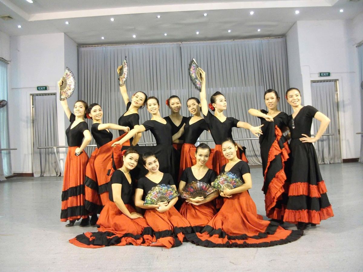 Xuân Nguyễn dance performance