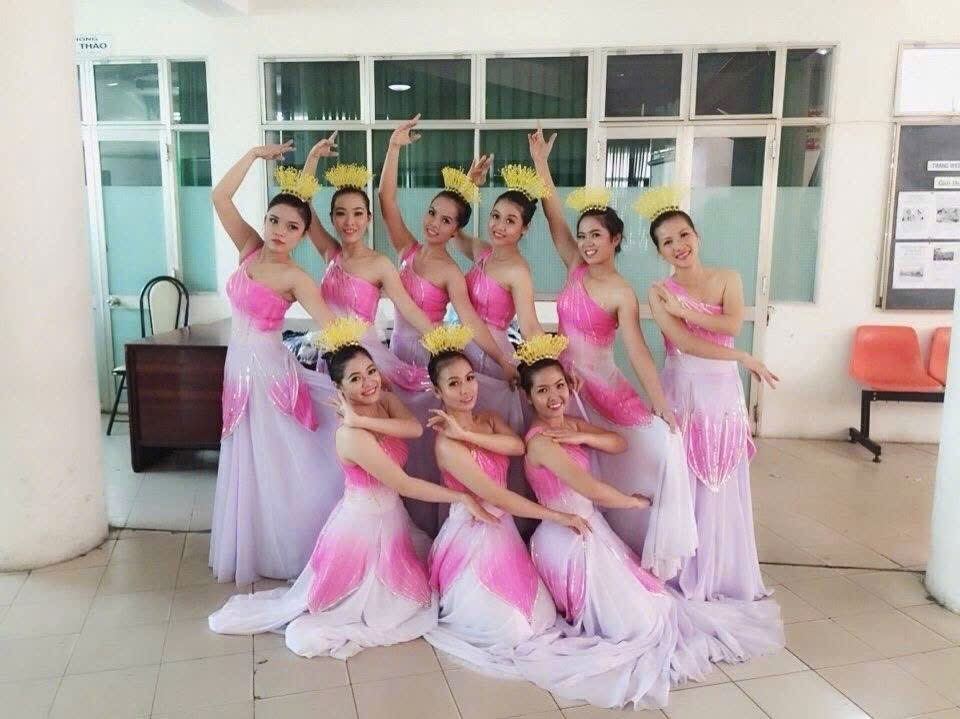 Xuân Nguyễn dance performance