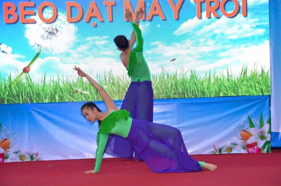 Xuân Nguyễn dance performance