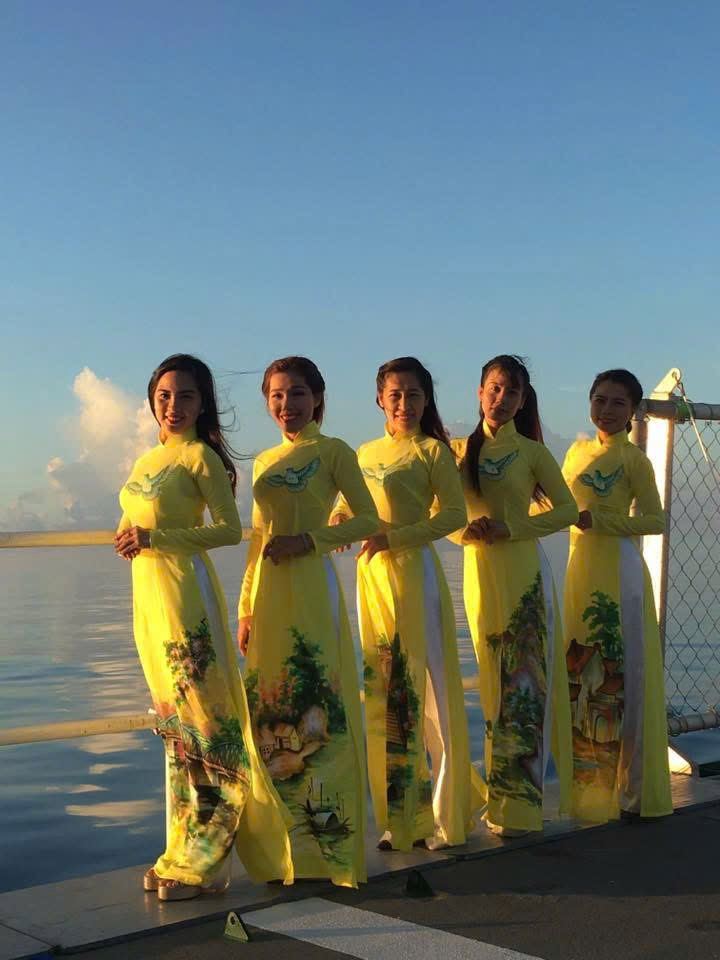 Xuân Nguyễn dance performance