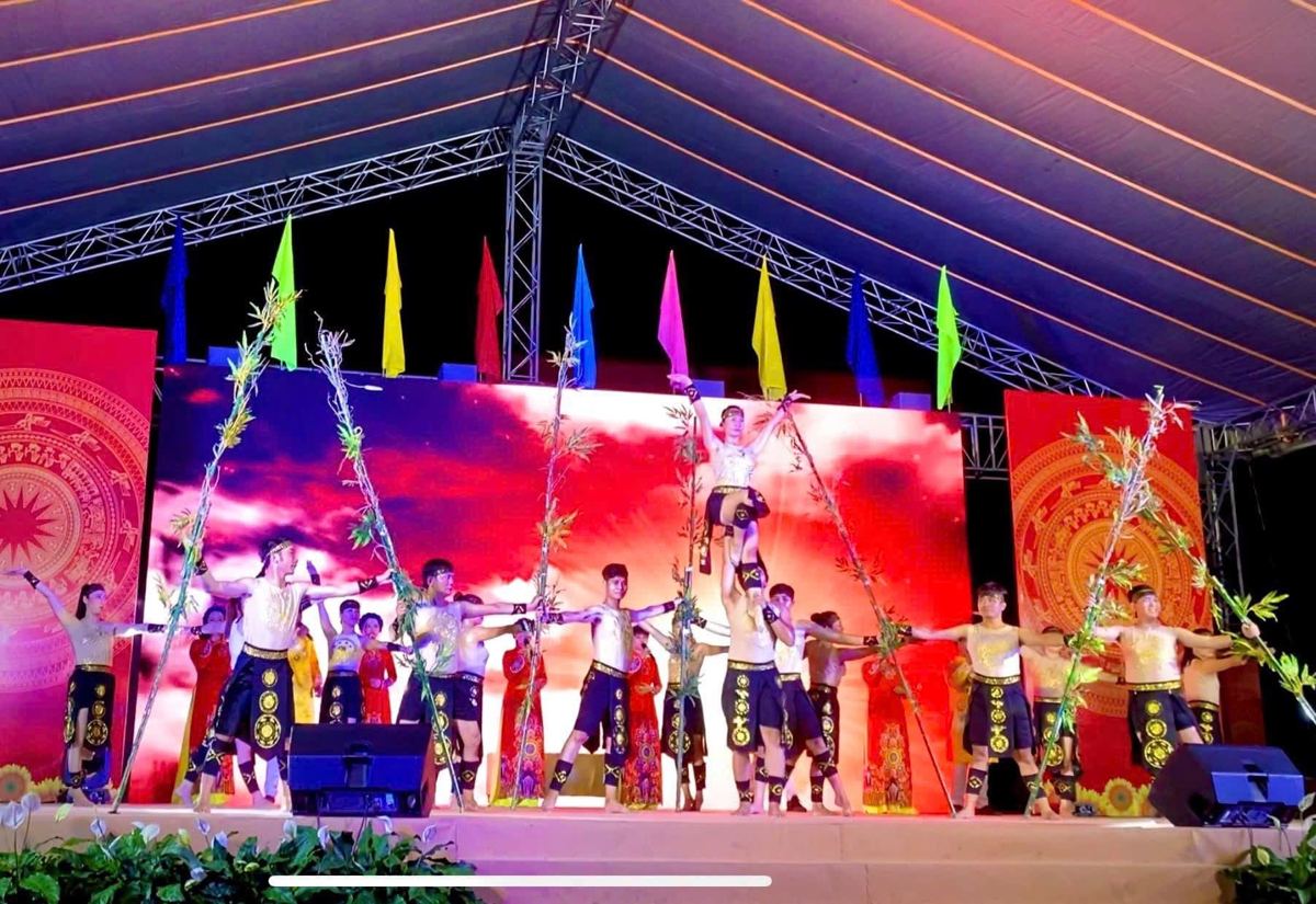 Xuân Nguyễn dance performance