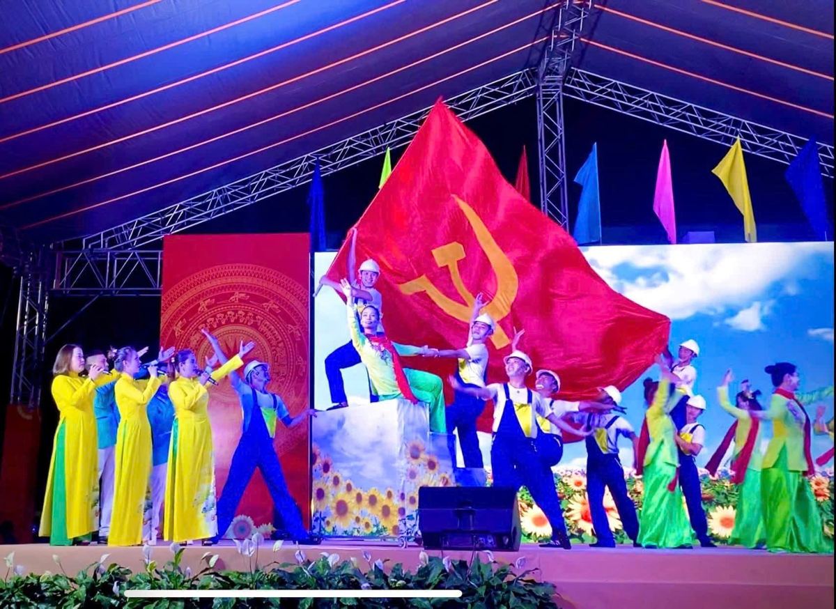 Xuân Nguyễn dance performance
