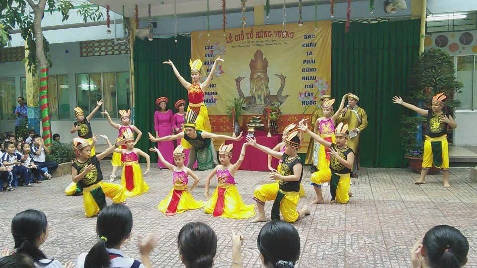 Xuân Nguyễn dance performance