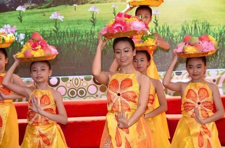Xuân Nguyễn dance performance