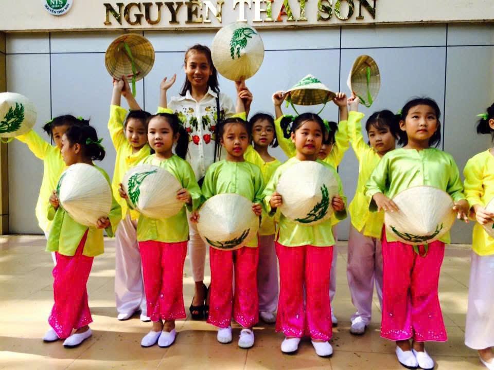 Xuân Nguyễn dance performance