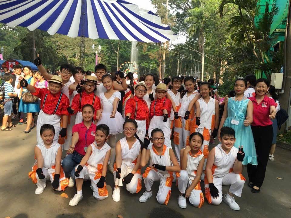 Xuân Nguyễn dance performance