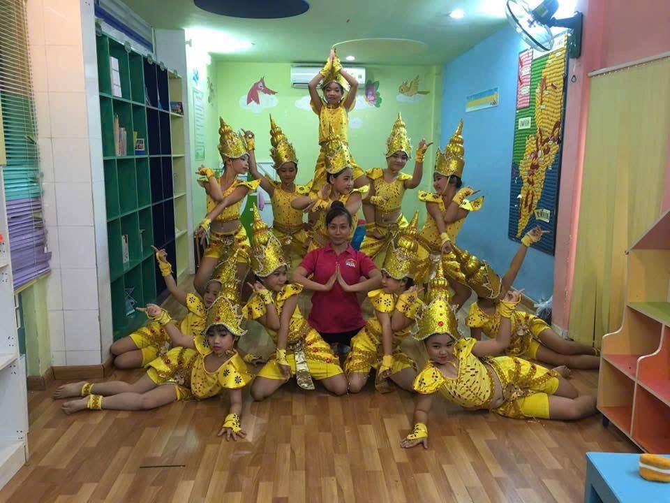 Xuân Nguyễn dance performance