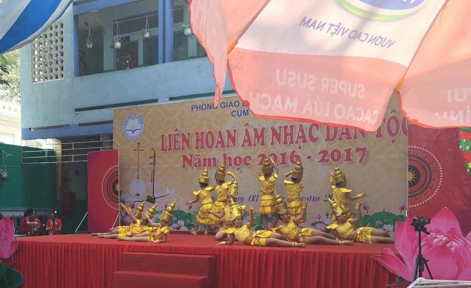 Xuân Nguyễn dance performance
