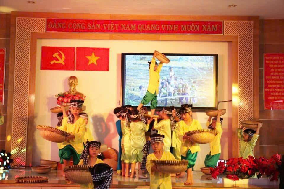 Xuân Nguyễn dance performance
