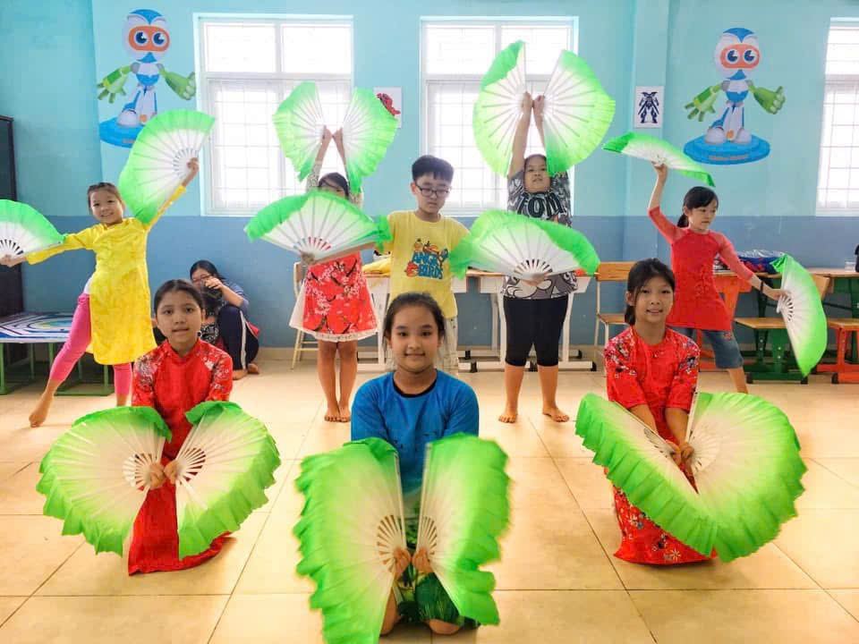 Xuân Nguyễn dance performance