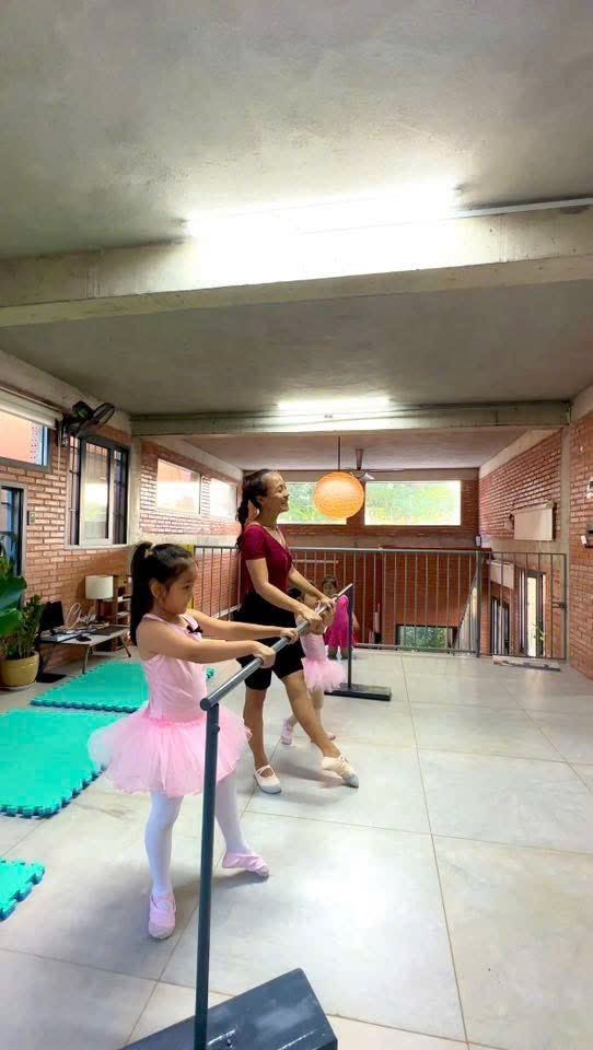 Xuân Nguyễn dance performance