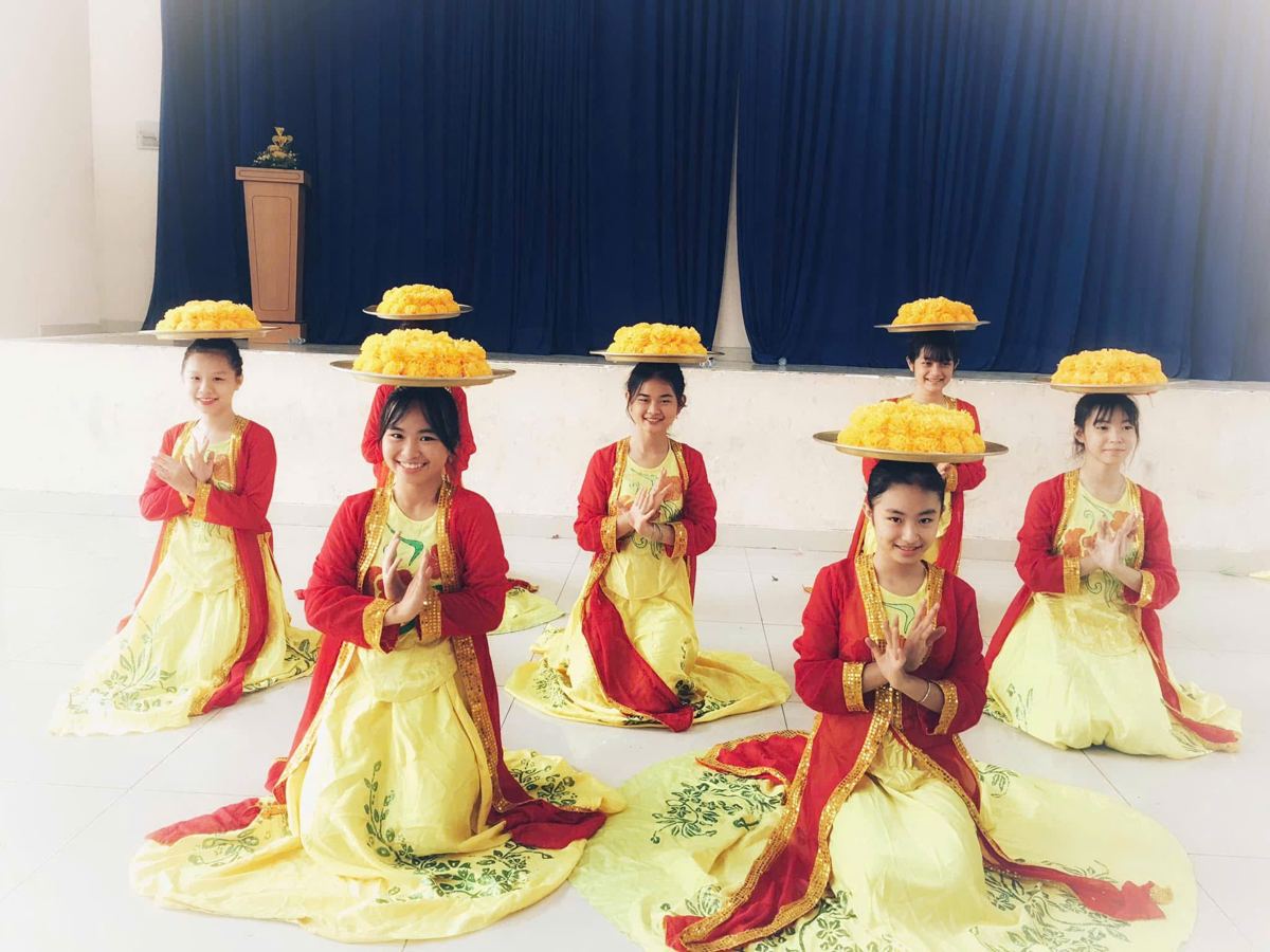 Xuân Nguyễn dance performance