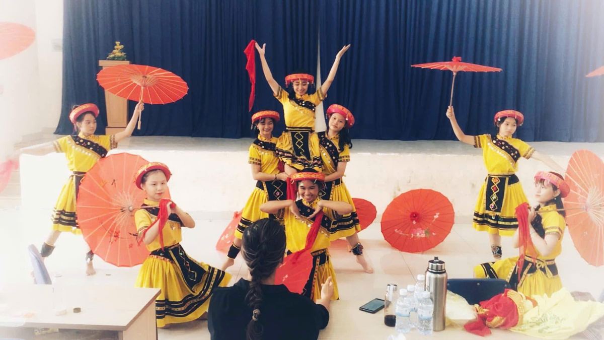 Xuân Nguyễn dance performance