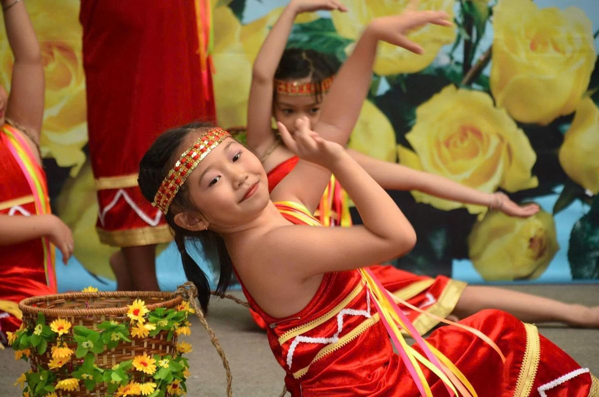 Xuân Nguyễn dance performance